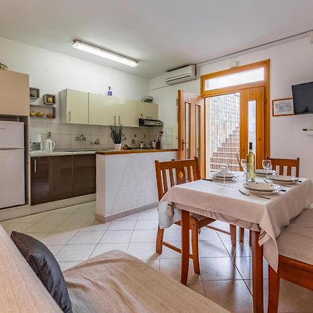 2 Bedroom Stunning Apartment In ロヴィニ エクステリア 写真