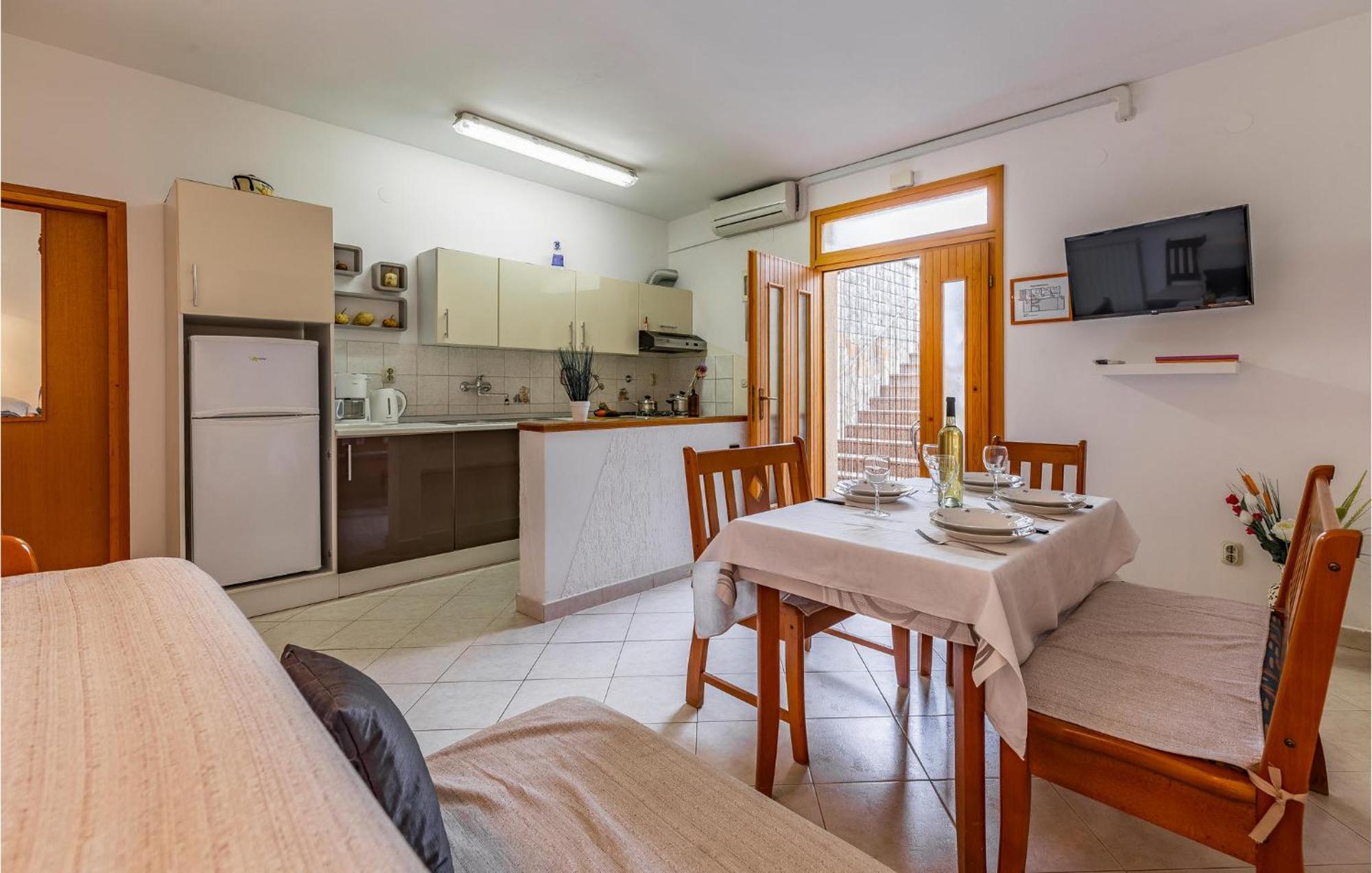 2 Bedroom Stunning Apartment In ロヴィニ エクステリア 写真